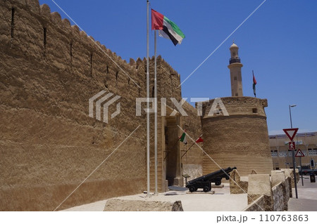 UAE ドバイ ドバイ博物館の円楼と城壁と城門 110763863