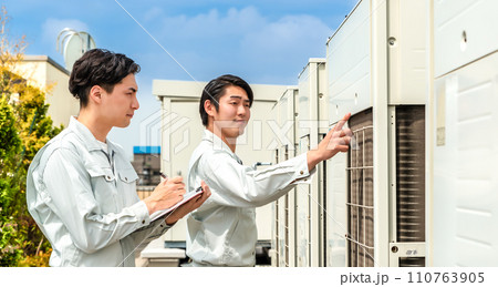 屋上に設置されている空調設備を確認する技術者 屋上に設置されている空調設備を確認する技術者 110763905