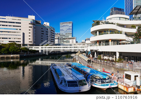 横浜　横浜駅東口周辺の風景　シーバス乗り場 110763916