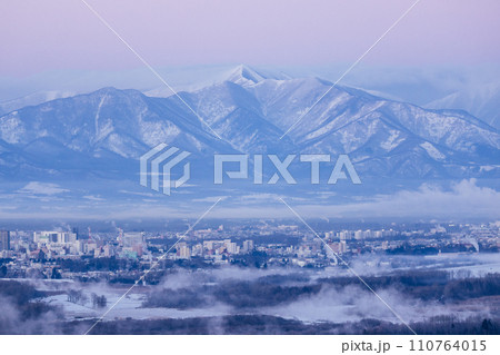 日高山脈と十勝平野 110764015