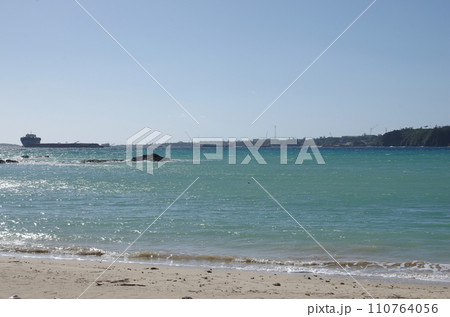埋め立て工事が進む大浦湾遠望 瀬嵩地区の海岸から 2024年1月 埋め立て工事が進む大浦湾遠望 瀬嵩地区の海岸から 2024年1月 110764056