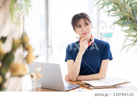 ビジネス　パソコンで仕事をしている女性 110764110