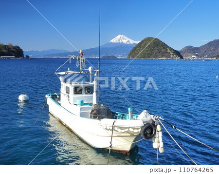 静岡県　内浦湾越しの富士（内浦長浜）　1月 110764265