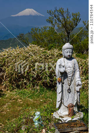 丹沢山の石仏と残雪の富士山 110764544
