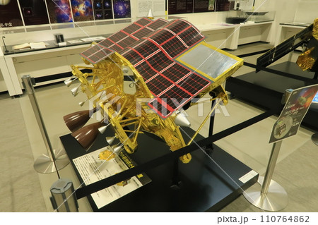 小型月着陸実証機 SLIM(模型、太陽光パネル側) 小型月着陸実証機 SLIM(模型、太陽光パネル側) 110764862