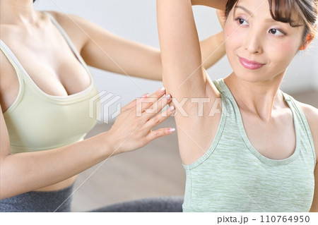 肩の可動域を確認する女性 110764950