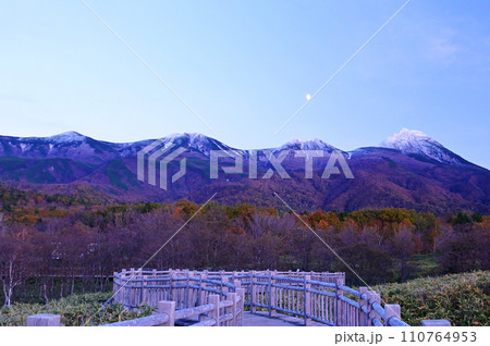 知床連山と月 110764953