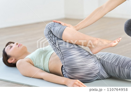 下半身のパートナーストレッチをする女性 下半身のパートナーストレッチをする女性 110764958