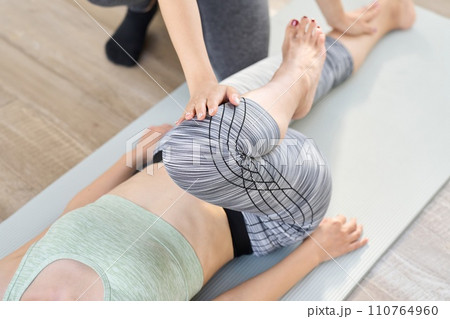 下半身のパートナーストレッチをする女性 下半身のパートナーストレッチをする女性 110764960
