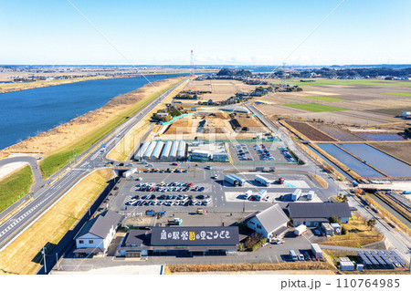 利根川沿いにある道の駅発酵の里こうざき（千葉県神崎町） 110764985