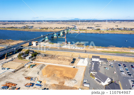圏央道の4車線化工事と道の駅発酵の里こうざき(千葉県神崎町) ※遠方に筑波山 圏央道の4車線化工事と道の駅発酵の里こうざき(千葉県神崎町) ※遠方に筑波山 110764987