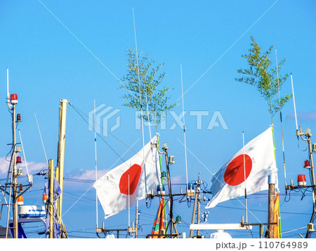 大漁旗を掲げる漁船・元旦の焼津漁港（静岡県焼津市） 110764989