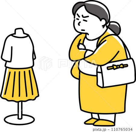 服の見本を見つめるぽっちゃりした女性 服の見本を見つめるぽっちゃりした女性 110765034