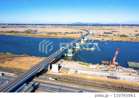 圏央道の4車線化工事 ※遠方に筑波山 圏央道の4車線化工事 ※遠方に筑波山 110765061