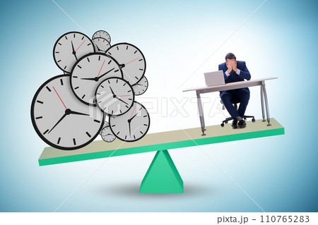 Businessman in deadline and time pressure concept 110765283
