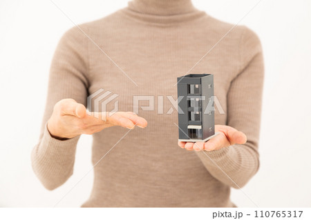 ビルの住宅模型を持つミドル女性 ビルの住宅模型を持つミドル女性 110765317