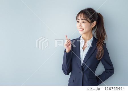 指差しスーツの女性｜AI生成画像 110765444