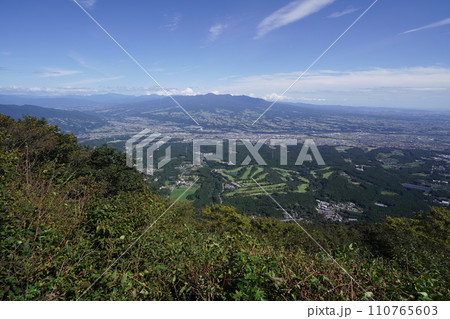 群馬県渋川市　水沢観音側からの登る水沢山　見晴台石仏から赤城山を見る　2023年10月2日 110765603