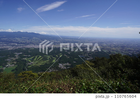 群馬県渋川市　水沢観音側からの登る水沢山　見晴台石仏から赤城山方面を見る　2023年10月2日 110765604
