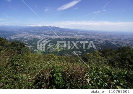 群馬県渋川市　水沢観音側からの登る水沢山　見晴台石仏から赤城山方面を見る　2023年10月2日 110765605