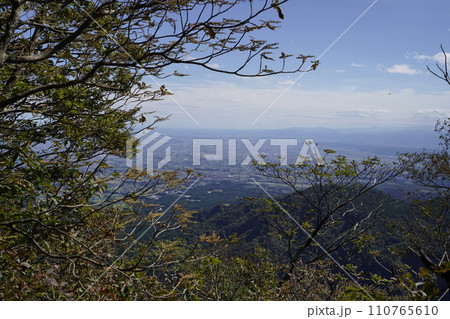 群馬県渋川市 水沢山 見晴台石仏から山頂に向かう尾根から高崎方面を見る 2023年10月2日 群馬県渋川市 水沢山 見晴台石仏から山頂に向かう尾根から高崎方面を見る 2023年10月2日 110765610