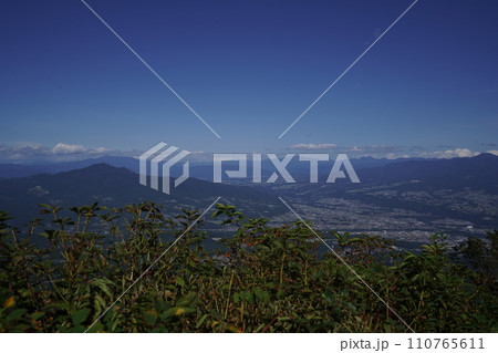 群馬県渋川市　水沢山山頂から沼田方面を見る　2023年10月2日 110765611