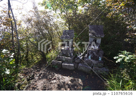 群馬県渋川市　水沢山山頂付近の石祠　2023年10月2日 110765616