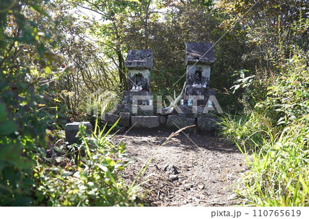 群馬県渋川市 水沢山山頂付近の石祠 2023年10月2日 群馬県渋川市 水沢山山頂付近の石祠 2023年10月2日 110765619