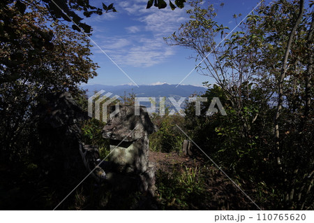 群馬県渋川市　水沢山山頂付近の石祠から赤城山方面を見る　2023年10月2日 110765620