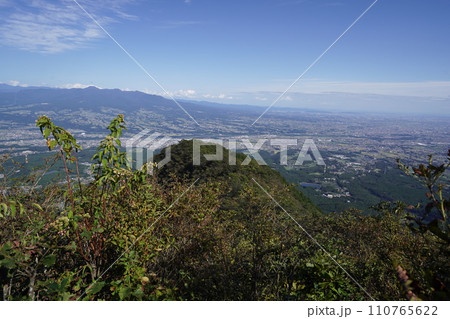 群馬県渋川市　水沢山山頂付近の石祠から赤城山方面を見る　2023年10月2日 110765622