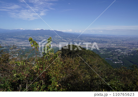 群馬県渋川市　水沢山山頂付近の石祠から赤城山方面を見る　2023年10月2日 110765623