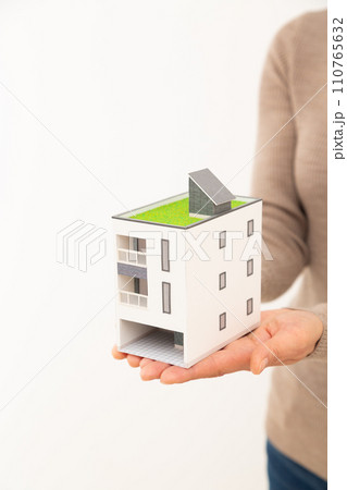 戸建ての住宅模型を持つミドル女性 110765632