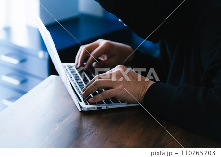 社内情報を盗むスパイの手元 110765703