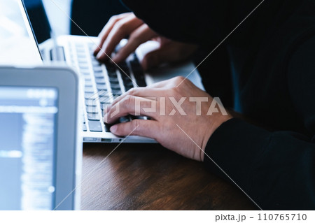 社内情報を盗むスパイの手元 社内情報を盗むスパイの手元 110765710