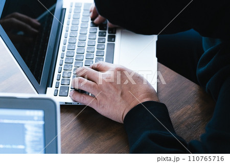 社内情報を盗むスパイの手元 110765716