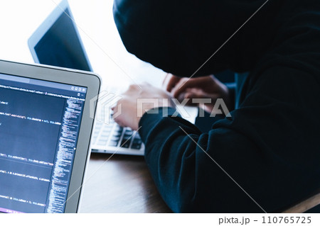 社内情報を盗むスパイの手元 社内情報を盗むスパイの手元 110765725