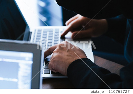 社内情報を盗むスパイの手元 社内情報を盗むスパイの手元 110765727