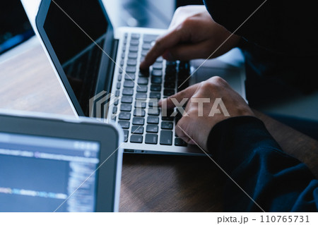 社内情報を盗むスパイの手元 110765731