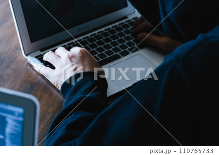 社内情報を盗むスパイの手元 110765733
