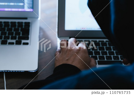 社内情報を盗むスパイの手元 社内情報を盗むスパイの手元 110765735