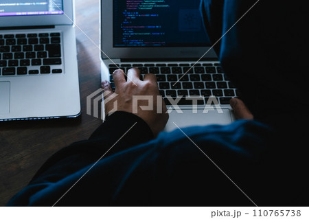 社内情報を盗むスパイの手元 社内情報を盗むスパイの手元 110765738