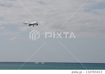 那覇空港に着陸寸前の日本航空機と沖縄の海 那覇空港に着陸寸前の日本航空機と沖縄の海 110765813
