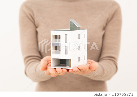 戸建ての住宅模型を持つミドル女性 110765873