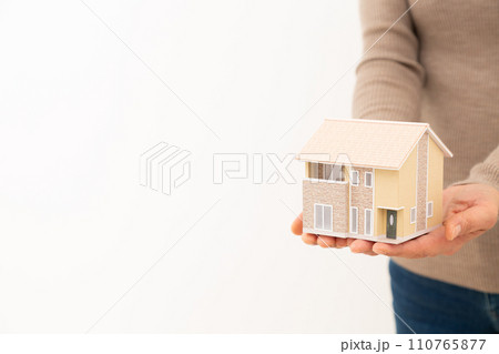 戸建ての住宅模型を持つミドル女性 110765877