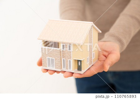 戸建ての住宅模型を持つミドル女性 110765893