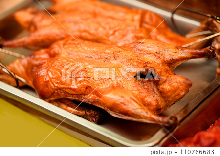 複数の焼かれた北京ダック 110766683