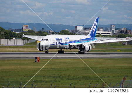 ボーイング787の離着陸シーン（大阪・伊丹空港） 110767928