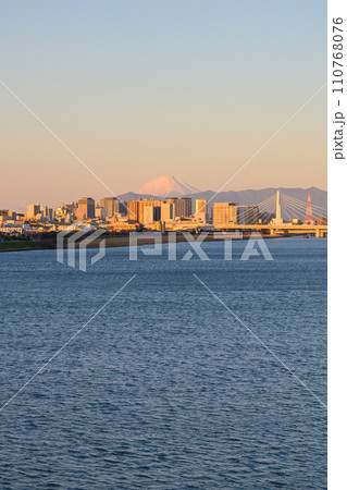 多摩川スカイブリッジ 富士山、川崎、初日の出 多摩川スカイブリッジ 富士山、川崎、初日の出 110768076