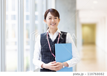 医療　医療事務員のポートレート　　撮影協力：有明教育芸術短期大学 110768082