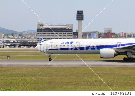 伊丹空港の離陸シーン（ANA、ボーイング777-300） 110768131